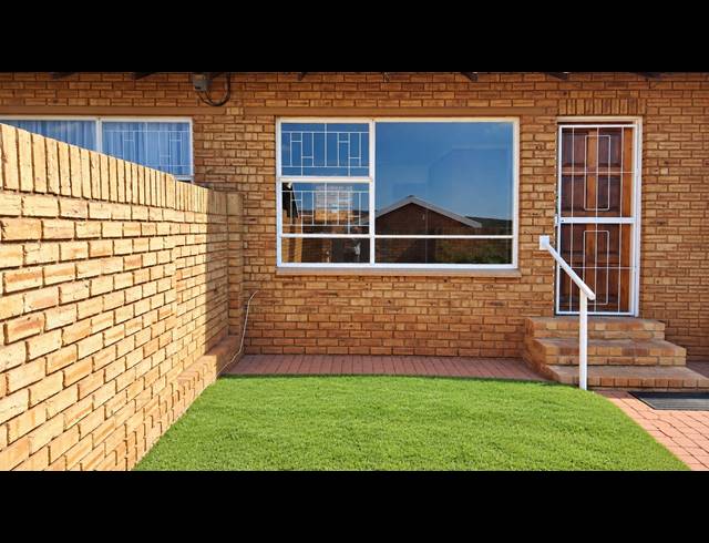 2 BEDROOM TOWNHOUSE FOR SALE IN NOORDHEUWEL